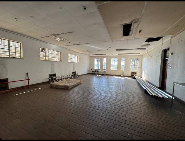 3,650M² WAREHOUSE TO LET IN LONGDALE